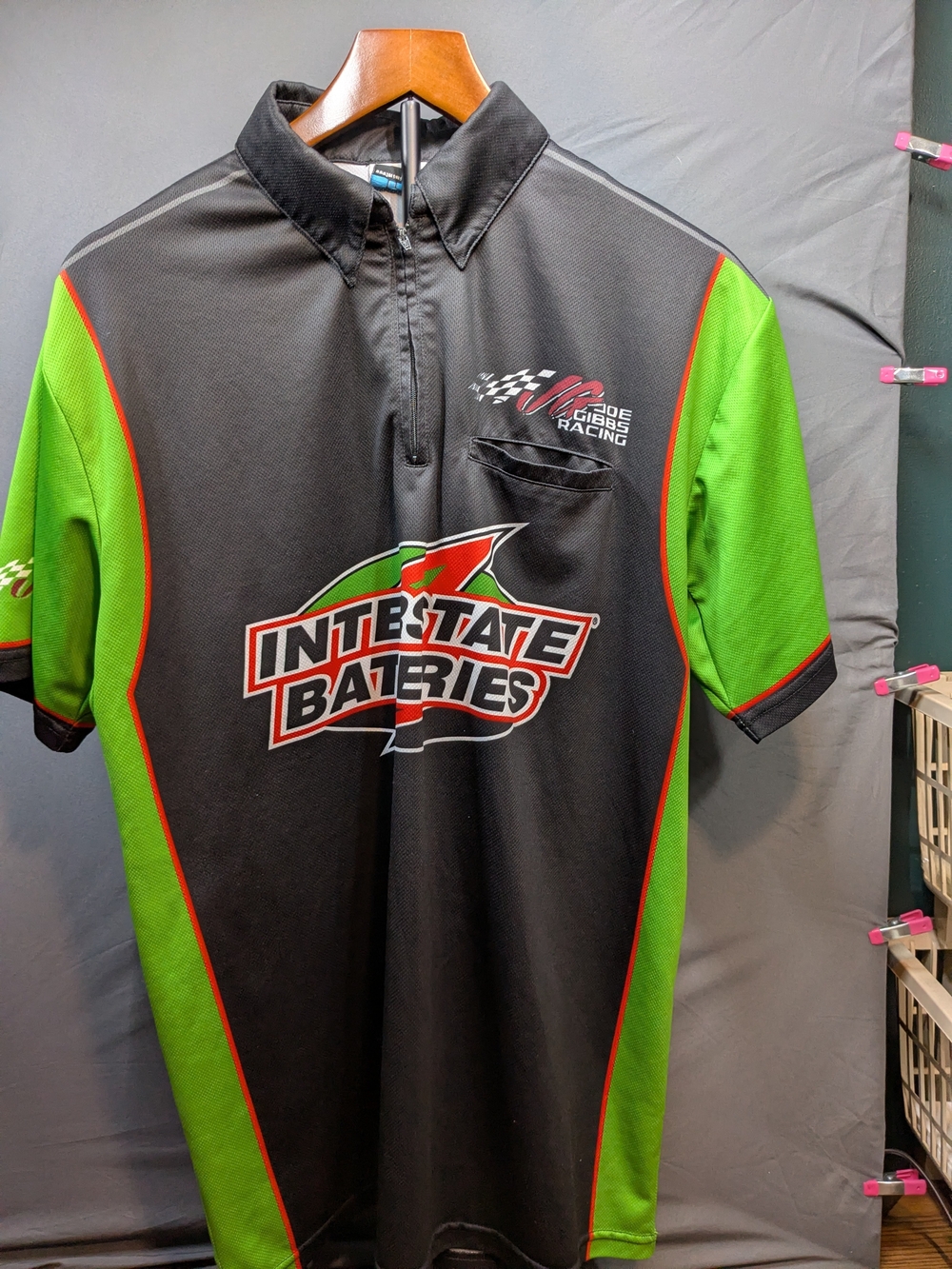 KYLE BUSCH INTERSTATE BATTERIES 2017 JGR RACE DAY USED PIT CREW SHIRT MEDIUM